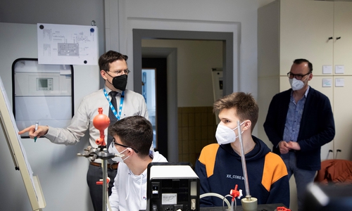 Prof. Dr. Henning Zindler (links) mit Lehrer Gero Galuba (rechts) und seinen Schülern zu Beginn des Laborversuchs