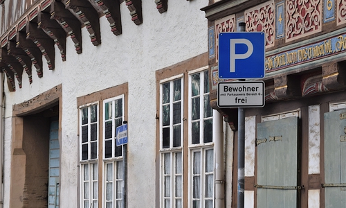 Anträge für einen Bewohnerparkausweis können ab sofort über das  Online-Serviceportal OpenR@thaus gestellt werden.