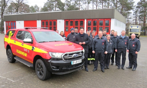  Landrat Tobias Heilmann (vorn links) mit der Kreisfeuerwehrführung und der Gruppe Information und Kommunikation.