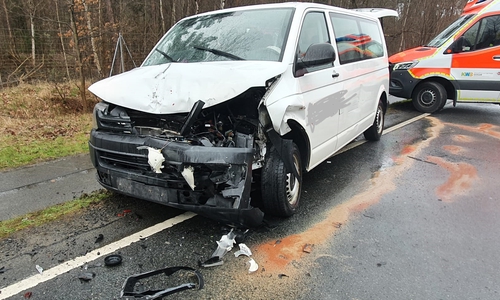 Der VW Bus war aufgefahren.
