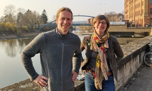  Christian Schroeder (l.) und Anke Reinemann (r.) an der Weser in Hameln.