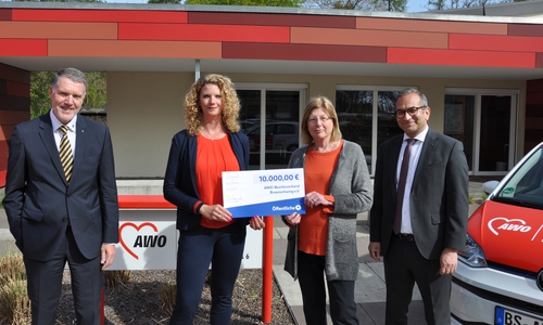 Knud Maywald (Öffentliche, Vorsitzender des Vorstandes), Nina-Isabel Popanda (Öffentliche, Vorsitzende des Personalrats), Renate Miehe (ehrenamtliche AWO-Engagierte) und Rifat Fersahoglu-Weber (AWO, Vorsitzender des Vorstandes) bei der Scheckübergabe (v. li.). 