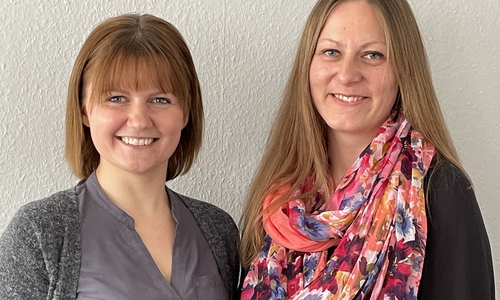Leiterin Irina Ermakov und rechts ihre Kollegin Jana Dünow.