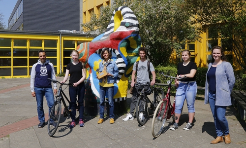 Nachdem der Wanderpokal dreimal in Folge vom THG gewonnen wurde, darf er dort bleiben. Zum diesjährigen STADTRADELN wird es also eine neue Trophäe geben.
