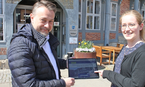 Die Digitalisierungsbeauftragte der Stadt Wolfenbüttel, Cara Kühn, zeigt Bürgermeister Ivica Lukanic die Funktionen des gestarteten Serviceportals.