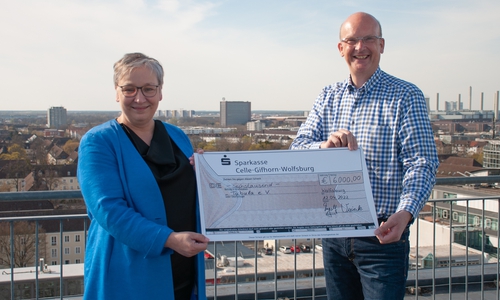 Iris Bothe und Ingolf Viereck bei der Scheckübergabe.