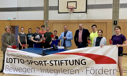 Von links: Clemens Kurek, SchülerInnen des CvD, Sportlehrerin Melanie Piatkowski, Sascha Göritz, Holger Ritzke 