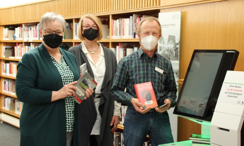  Iris Bothe, Dr. Birgit Rabofski und Hans-Jürgen Menzel, Projektleiter der Stadtbibliothek für die RFID-Einführung an einem Terminal. 