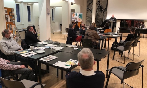 Vernetzung über die über Projekt- und Ortsgrenzen hinaus: 18 Vertreterinnen und Vertreter von insgesamt 14 Vereinen und Kulturinitiativen tauschen sich im Kreishaus aus. 