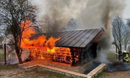 Der Tierstall brannte lichterloh. Davon ließ sich ein Beuteltier aber nicht abhalten.