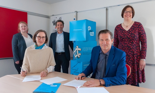 Petra Ringmann (v.l.) und Torsten Glaser (v.r.) unterzeichnen die Kooperationsvereinbarung. Im Hintergrund v.l.: Ann-Marlen Fromme (RLSB BS, Schulpsychologische Dezernentin), Alp Turan (RLSB BS, Dezernent für schulische Sozialarbeit) und Cordula Lüken (Stadt Woflsburg, Bildungskoordinatorin im Referat Strategisches Bildungsmanagement).