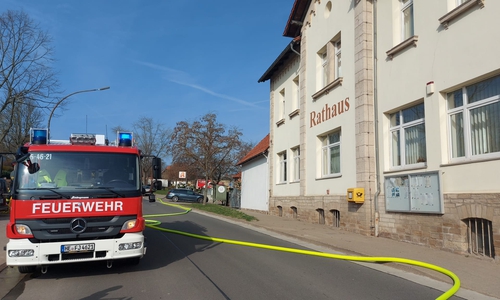 Aus dem Rathaus mussten laut Szenario zwei Menschen gerettet werden.