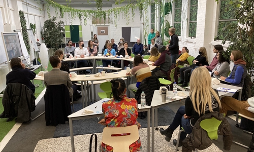 Ein Teil der Teilnehmer während der Veranstaltung „Der Frühe Vogel #stayswithukraine“ im TRAFO Hub. 