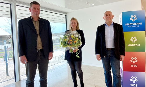 Albert Baumgärtner (rechts), Betriebsratsvorsitzender der Stadtwerke Wolfsburg AG, und Kai Ritter, stellvertretender Betriebsratsvorsitzender, dankten der Vorsitzenden des Wahlvorstandes, Sabrina Kubitschke, für die Organisation und Durchführung der Betriebsratswahl 2022.