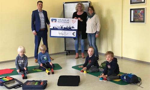 Pascal Schmid, Heidrun Ripke und Dagmar Unverricht (re.) bei der Scheckübergabe. Die Kinder Mattis Gehling, Thomas Krüger, Ole Kammel und Jonas Grunwald (v. li.) begleiteten die Scheckübergabe mit einer musikalischen Einlage. 