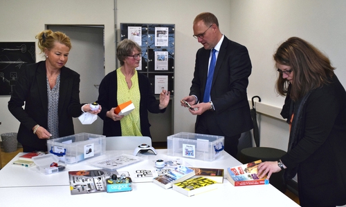 Unter den Erläuterungen von Petra Meisner (2. v. links) nehmen Oberbürgermeisterin Urte Schwerdtner (von links), Markus Creydt, Vorstand der Volksbank Nordharz eG, und Marleen Mützlaff, Fachbereichsleiterin Kultur, einige der neu angeschafften Print- und Digitalmedien unter die Lupe.