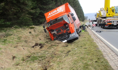 Der verunfallte LKW wird geborgen.