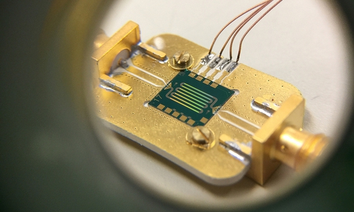 Auf supraleitenden Schaltungen wie dieser soll der Quantencomputer beruhen, der im Projekt QSolid entwickelt werden soll.