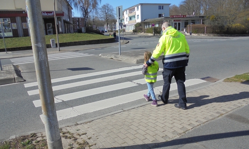 Verkehrserziehung am Zebrastreifen. 