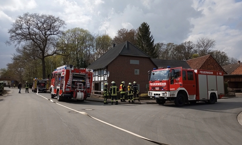 Zu einem Brand mit Menschenleben in Gefahr rückten die Wehren in Hohenhameln-Equord aus. 
