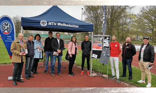 Axel Steinkampf-Sommer (Apex Steuerberatungs GmbH), Winfried Bleschke (Orgateam - MTV Wolfenbüttel),  Susanne Winter (AOK - Die Gesundheiskasse), Moritz Klapschinski (OrgaTeam - LC BlueLiner), Andreas Jung (Volksbank Wolfenbüttel), Sabine Klapschinski (Orgateam - LC BlueLiner), Matthias Wilshusen (Orgateam - LV BlueLiner), Sebastian Himburg (Orgateam - MTV Wolfenbüttel), Bernd Höppner (T-Shirtschmiede) und Sven Isensee (Mybikes) (v. li.).