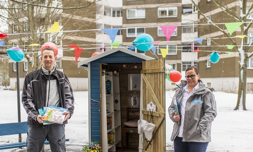 Niels Kroner, Tischler bei Vonovia Technischer Service und Julia Härtel, Mitarbeiterin Quartiersentwicklung/-management bei Vonovia haben den Bücherschrank eröffnet. 