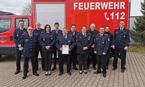 Der Ortsbrandmeister Niko von Köckritz (rechts), sein Stellvertreter Michael Zech (links) und der Samtgemeindebrandmeister Sven J. Mayer (3.v.r.) mit den verdienten Mitgliedern der Hillerser Feuerwehr.