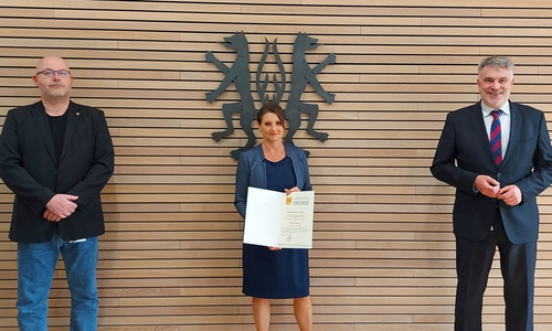 Bettina Conrady erhielt am Montag ihre Ernennungsurkunde zur Ersten Kreisrätin des Landkreises Peine und wurde von Landrat Henning Heiß vereidigt. Personalratsvorsitzender Carsten Stuhr (links) gratulierte.