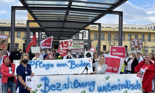 Rund 150 Beschäftigte des Gifhorner Klinikums versammelten sich vor dem Haupteingang.