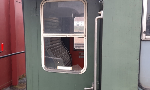 Zerstörtes Fenster an der Tür des Waggons.