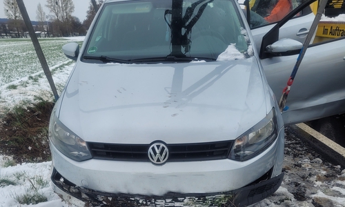 Der Wagen musste aufgrund seiner Lage mit einem Kran aus dem Graben gehoben werden.