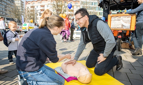 Malteser, Polizei und Verkehrswacht beraten auf dem Schlossplatz zum Thema Verkehrssicherheit und geben praktische Tipps.