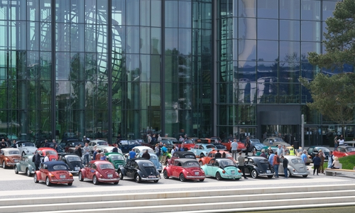 87 Besitzer des Volkswagen Typs 1 folgten am heutigen Samstag  dem Aufruf des 1. Käfer Clubs Wolfsburg e. V. und trafen sich auf dem Piazza Vorplatz in der Autostadt in Wolfsburg.