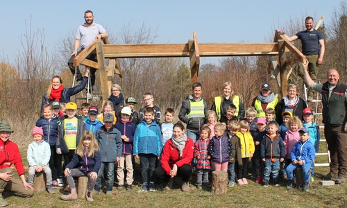 Elisabeth Hüsing (hinten links) und Förster Strauch (ganz rechts) freuen sich mit den Schul- und Kindergartenkindern über das neue grüne Klassenzimmer