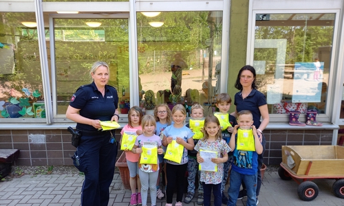 Gruppenbild der BUTZE-Gruppe mit Polizeikommissarin Nina van der Wall (links) und Erzieherin Marina Steinhauer (rechts).