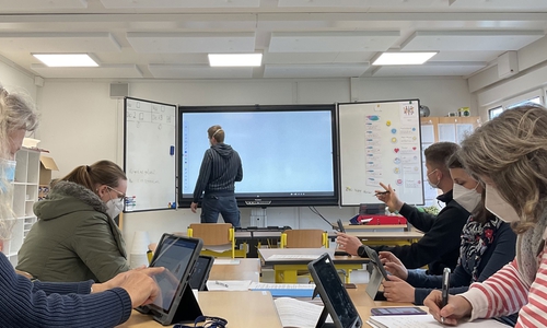 Schulung zu kollaborativem Arbeiten mit digitaler Tafel und Tablets an der Wilhelm-Raabe-Schule: Konrektor Thorben Steinke an der digitalen Tafel, das Kollegium verfolgt und arbeitet direkt mit Hilfe der Tablets mit.