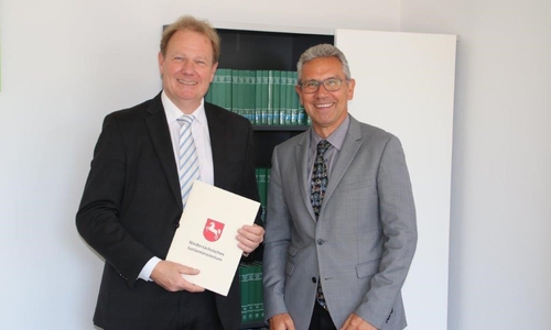 Urkundenübergabe durch den Präsidenten des Niedersächsischen Oberverwaltungsgerichts Dr. Thomas Smollich (re.) an Harald-Dirk Meyer.