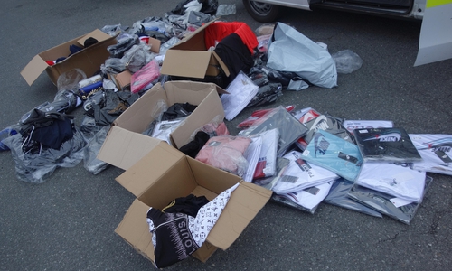 Beim Öffnen wurde anhand der Qualität und Aufmachung schnell klar: die insgesamt 462 Kleidungsstücke und Taschen sind auf keinen Fall echt; Foto: ZOLL