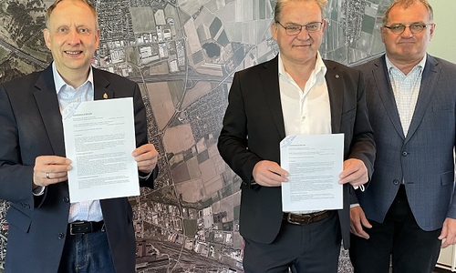 Bürgermeister Klaus Saemann, Harald Lange (Deutsche Telekom AG) und Erster Stadtrat Hans-Jürgen Tarrey.