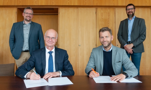 Unterzeichnung des Gestattungsvertrags. Von links: Dr. Sascha Hemmen (Stadt Wolfsburg, Leiter Referat Digitalisierung und Wirtschaft), Prof. Dr. Ulrich Jumar, Dennis Weilmann und Dr. Sascha Knake-Langhorst (DLR, Abteilungsleiter Informationsgewinnung und Modellierung).