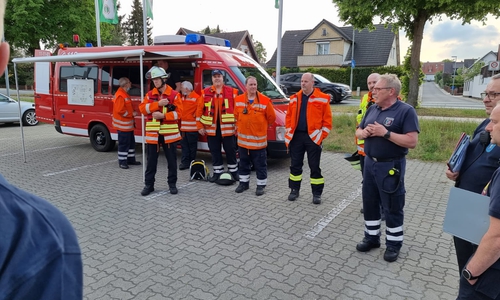 Absprache mit den Beobachtern der Übung und den eingesetzten Feuerwehr Führungskräften. Rechts im Bild Uwe Reuß, der mit fünf Vertretern der Stadtfeuerwehren die Übung ausgearbeitet hat.