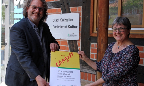 Die Initiatorin der Ausstellung Elfi Mast und Hartmut Schölch, Fachdienstleiter Kultur der Stadt Salzgitter.