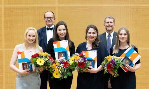 Vier der insgesamt fünf Preisträgerinnen: Janina Seemann, Leonie Seebauer, Isabel Weibler und Maren Praetz (vordere Reihe von links) mit Studiendekan Prof. Dr. Ralf Imhof und Dekan Prof. Dr. Kai Litschen (hintere Reihe von links). 