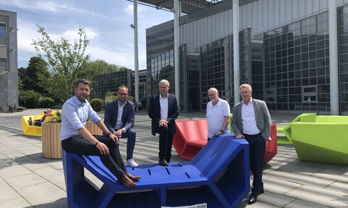 Nahmen die Enzos in Beschlag: (von links) Oberbürgermeister Dennis Weilmann, Jens Hofschröer (WMG), Stadtbaurat Kai-Uwe Hirschheide, Ortsbürgermeister Erich Schubert und Otmar Böhmer (Kunstmuseum). 