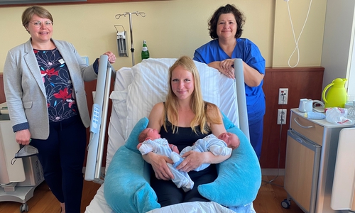 Freude über die „Muttertags-Zwillinge“: Maike Scheffler mit ihren neugeborenen Söhnen Matheo (li.) und Johannes, es gratulierten Harzkliniken-Pflegedirektorin Kerstin Schmidt (li.) und Leitende Hebamme Susanne Teuteberg.