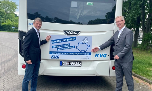 Aufsichtsratsvorsitzender Stefan Klein (und Geschäftsführer Axel Gierga) vor einem Elektrobus mit Werbung zum 9€ - Ticket. 