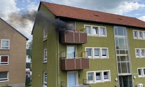 Das Feuer war auf einem Balkon ausgebrochen.