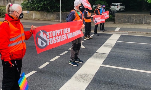 Die Protestierenden am Montagmorgen auf der Wolfenbütteler Straße.