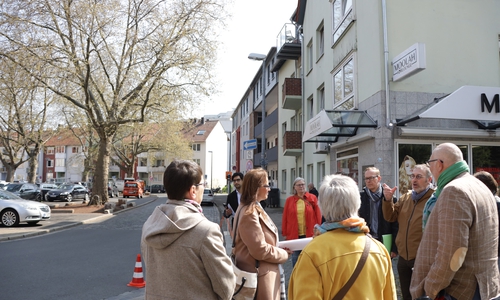 Stadtgründezernent Holger Herlitschke informiert die Teilnehmerinnen und Teilnehmer des Rundgangs über die Planungen der Stadtverwaltung zum Pocket-Park Kannengießerstraße.