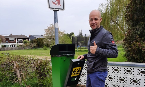 Schandelahs Ortsbürgermeister Daniel Bauschkem hat selber Mülleimer an-und Abmontiert. 